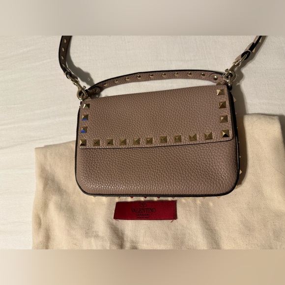 Valentino Garavani Rockstud Grainy Calfskin Pouch in Poudre Color Way. - Picture 5 of 9